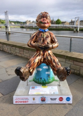 Wullie in front of the river